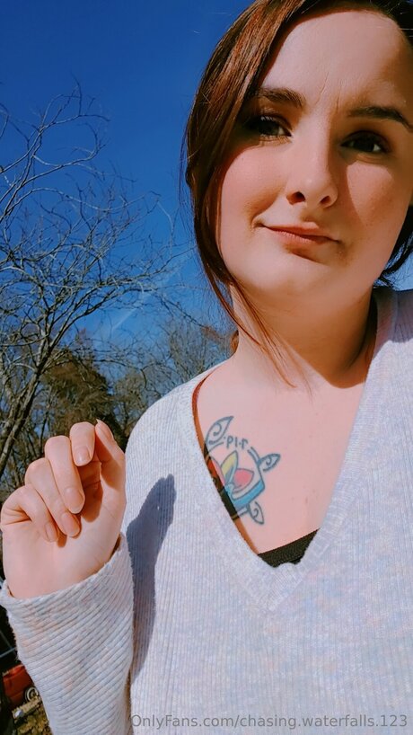 Naakte gelekte OnlyFans-foto van Chasing Waterfalls 123