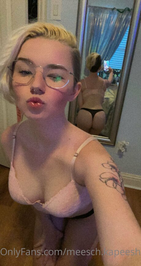 Naakte gelekte OnlyFans-foto van Meesch Kapeesh