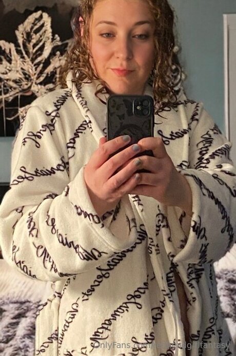 Naakte gelekte OnlyFans-foto van Redheadgirlfantasy