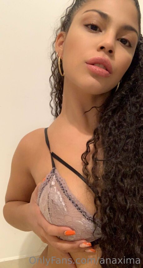Naakte gelekte OnlyFans-foto van Anaxima