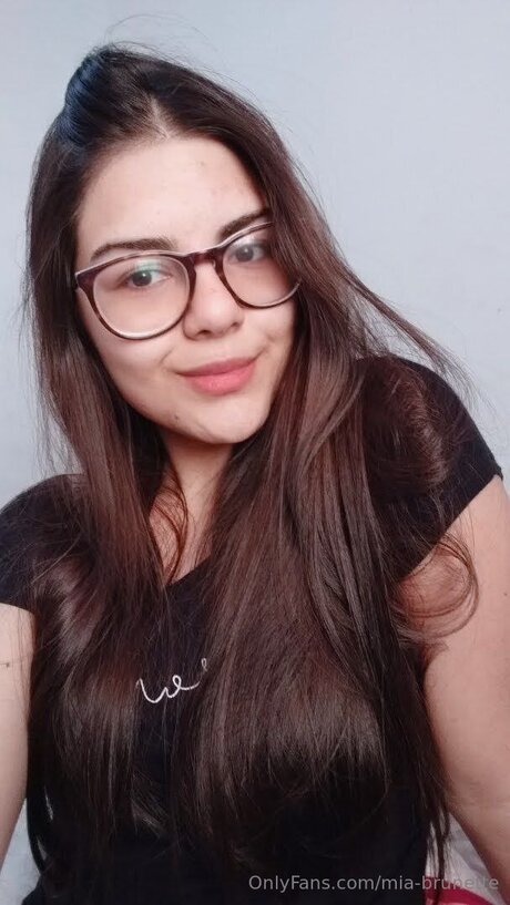 Mia Brunette
