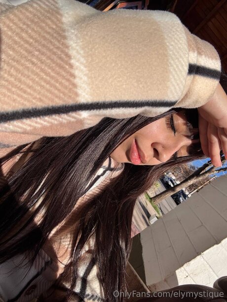 Naakte gelekte OnlyFans-foto van Elymystique