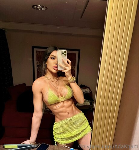 Naakte gelekte OnlyFans-foto van Adakham