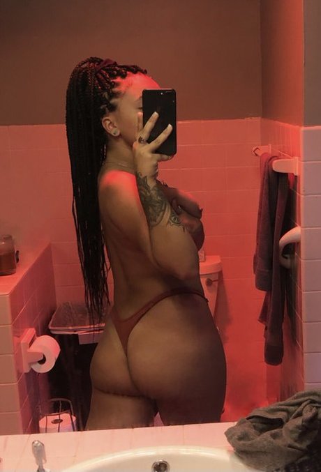 Naakte gelekte OnlyFans-foto van Vieraralyn