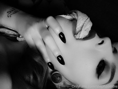 Naakte gelekte OnlyFans-foto van Glam Suicide