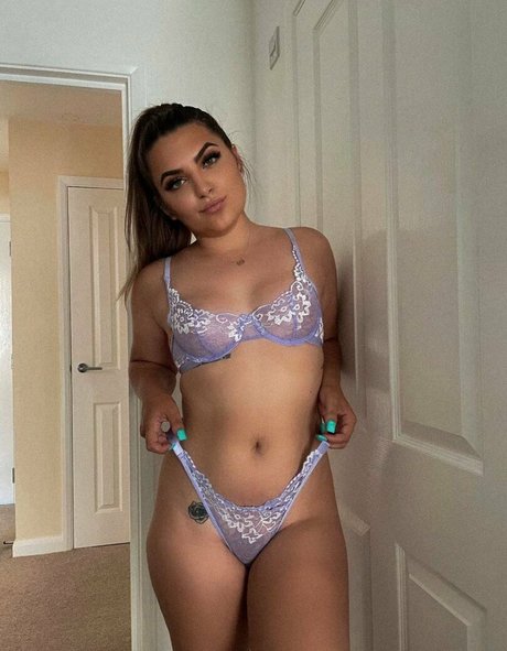 Naakte gelekte OnlyFans-foto van Annie Charlotte