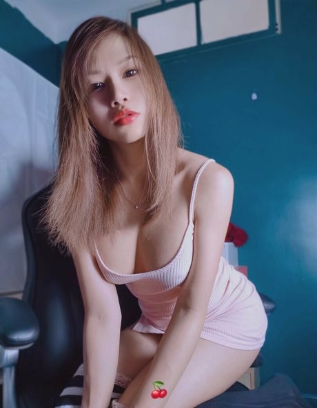 Naakte gelekte OnlyFans-foto van Cherry Hotwife