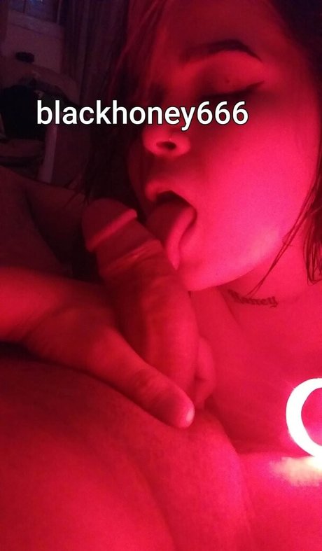 Naakte gelekte OnlyFans-foto van Black Honey