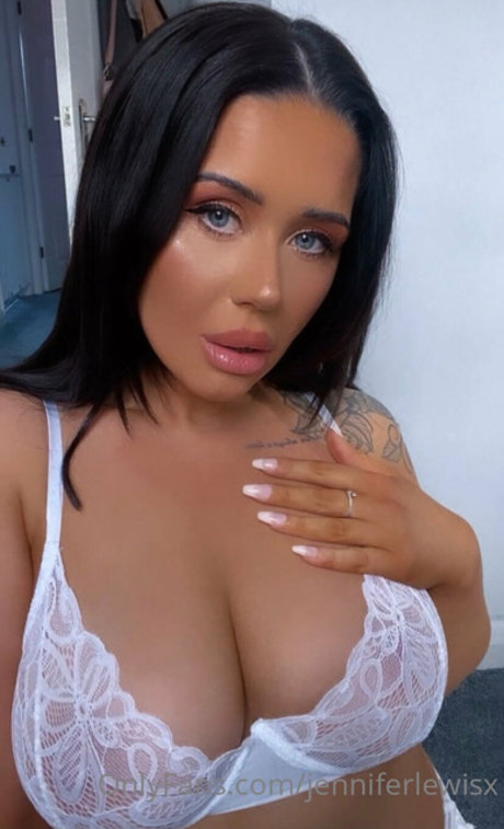 Naakte gelekte OnlyFans-foto van Jenny Lewis