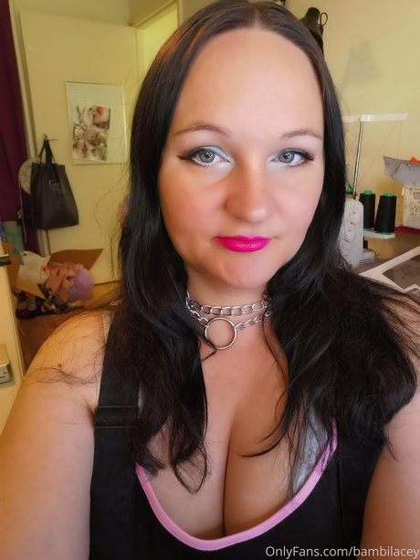 Naakte gelekte OnlyFans-foto van Bambilacey