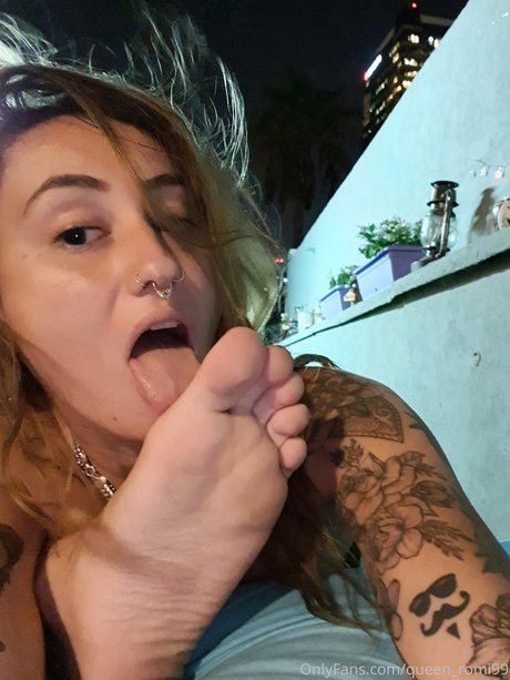 Naakte gelekte OnlyFans-foto van Mistress Romi