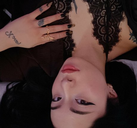 Naakte gelekte OnlyFans-foto van Asianninavip