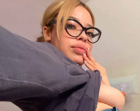 Naakte gelekte OnlyFans-foto van 3three3