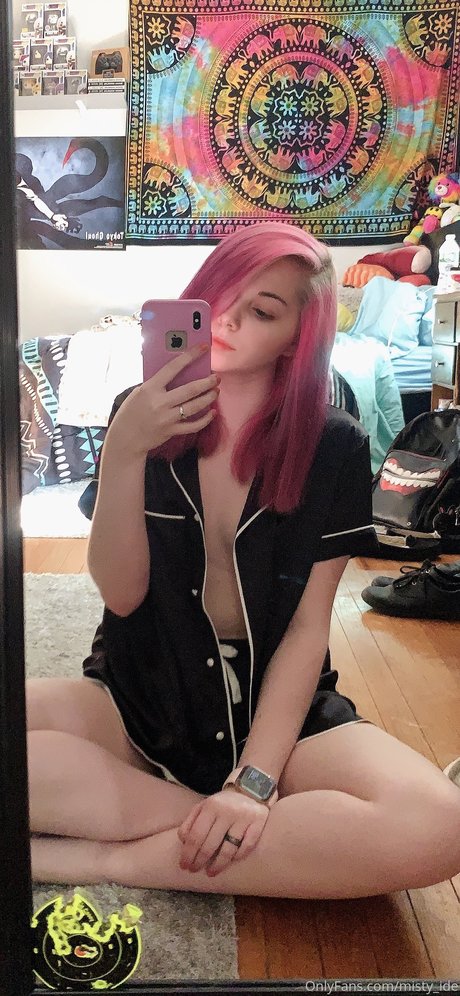 Naakte gelekte OnlyFans-foto van Mistyide