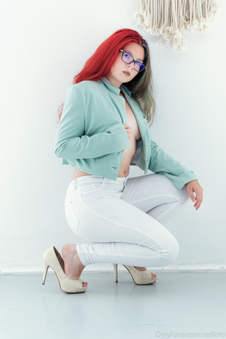 Naakte gelekte OnlyFans-foto van Lotti N