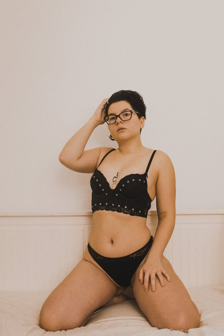 Naakte gelekte OnlyFans-foto van Lotti N