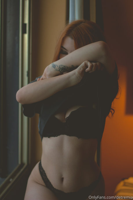 Naakte gelekte OnlyFans-foto van Detremia