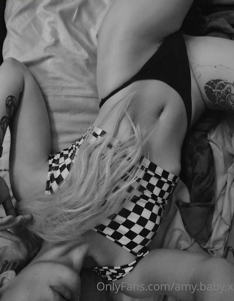Naakte gelekte OnlyFans-foto van Amybabyx