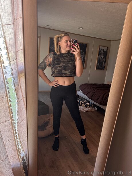 Naakte gelekte OnlyFans-foto van Thatgirlb 13