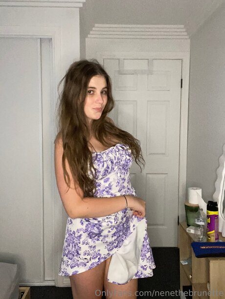 Naakte gelekte OnlyFans-foto van Nenethebrunette