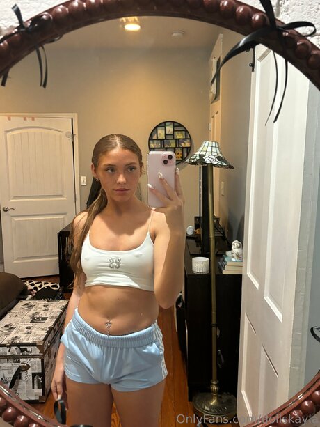 Naakte gelekte OnlyFans-foto van Dollskayla