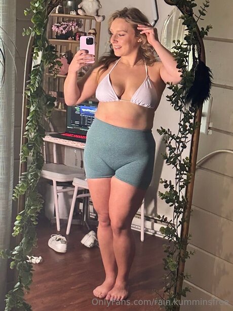 Naakte gelekte OnlyFans-foto van Rain Kumminsfree