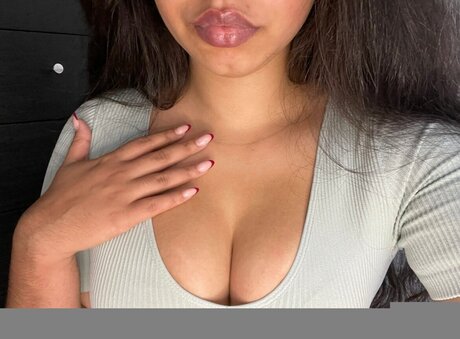 Naakte gelekte OnlyFans-foto van Ellaroseyyfree