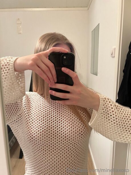 Naakte gelekte OnlyFans-foto van Minellaxoxo