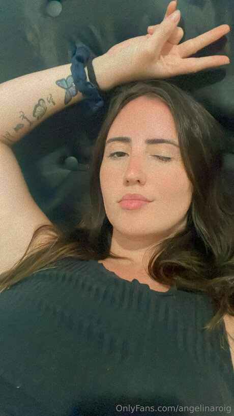 Naakte gelekte OnlyFans-foto van Angelinaroig