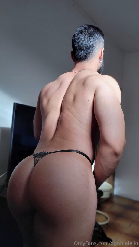 Naakte gelekte OnlyFans-foto van Dgomaiello
