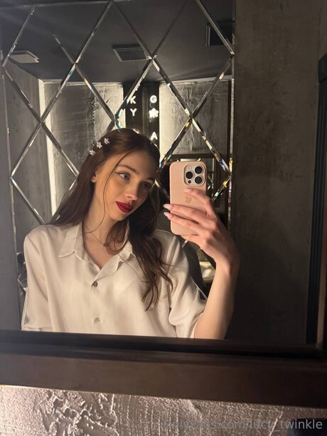 Naakte gelekte OnlyFans-foto van Lucy Twinkle