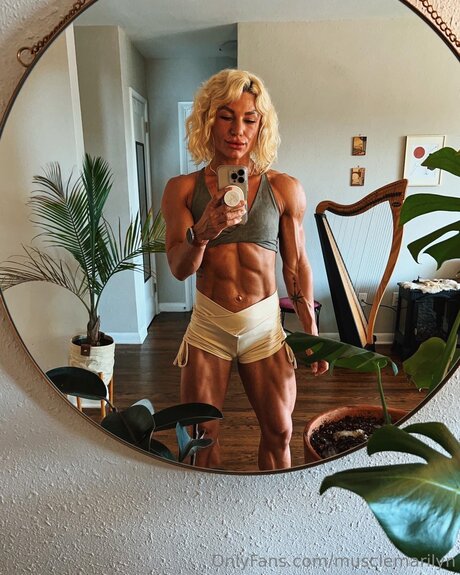 Naakte gelekte OnlyFans-foto van Musclemarilyn