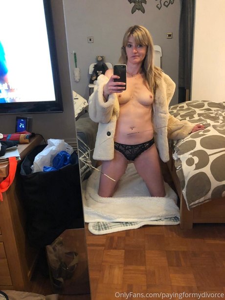 Naakte gelekte OnlyFans-foto van Innocent Until Wet