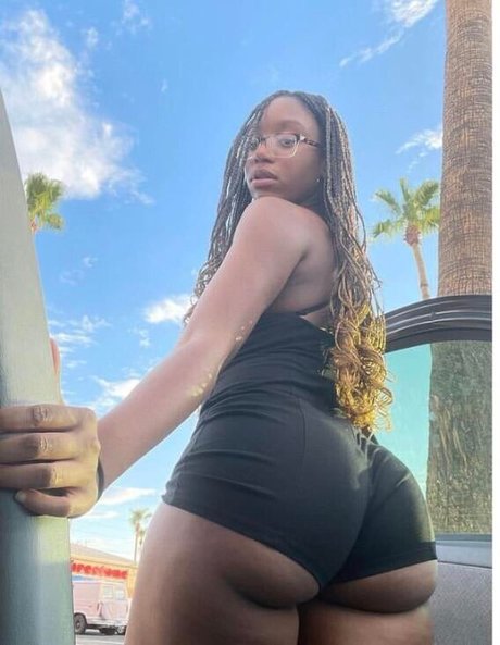 Naakte gelekte OnlyFans-foto van Zatianam