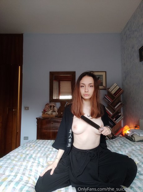 Naakte gelekte OnlyFans-foto van The Suicide Room