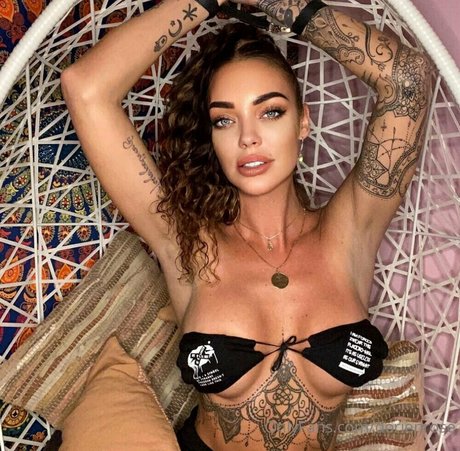 Naakte gelekte OnlyFans-foto van Dorien Rose
