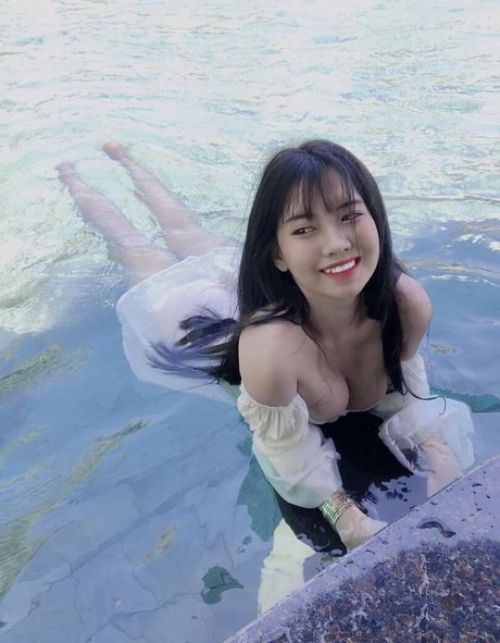 Naakte gelekte OnlyFans-foto van Yiyi