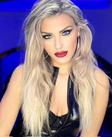 Naakte gelekte OnlyFans-foto van Mistress Iside