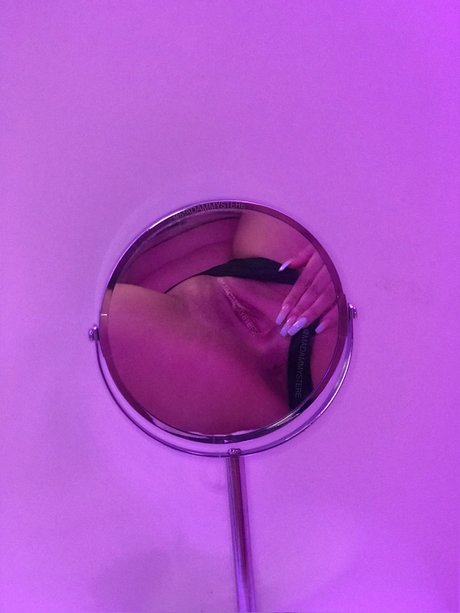 Naakte gelekte OnlyFans-foto van Madam Mystere