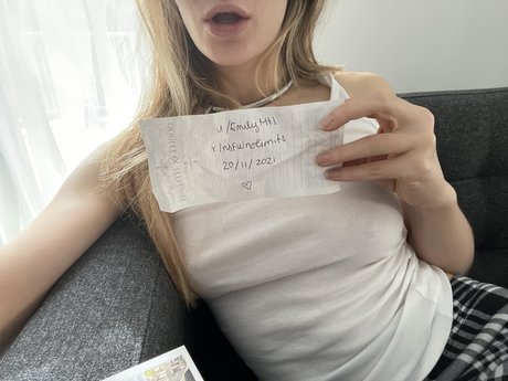 Naakte gelekte OnlyFans-foto van Emily Lee