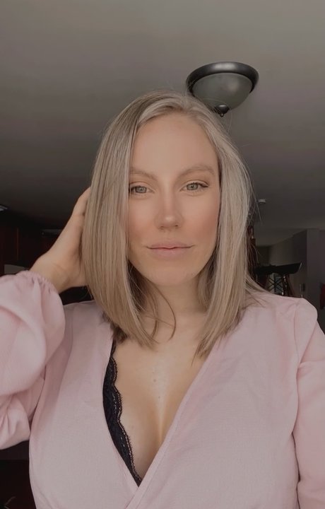 Naakte gelekte OnlyFans-foto van Natasha Lavoie