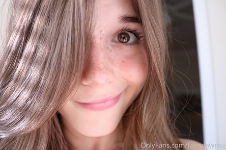 Naakte gelekte OnlyFans-foto van Faery Fawn