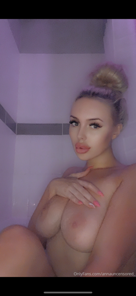 Naakte gelekte OnlyFans-foto van A N N A R O S E