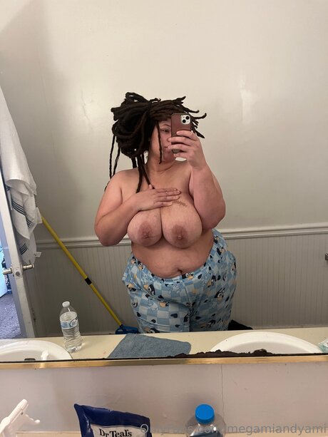 Naakte gelekte OnlyFans-foto van Megamiandyami