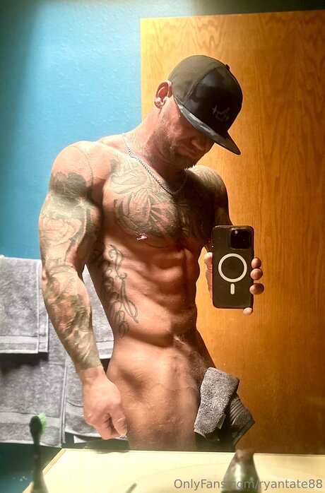 Naakte gelekte OnlyFans-foto van Ryantate88