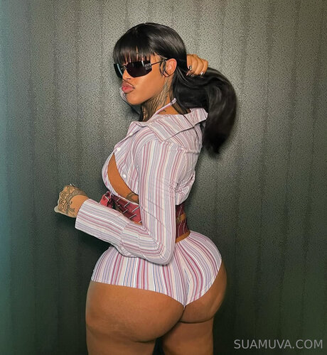 Naakte gelekte OnlyFans-foto van Thesuamuva