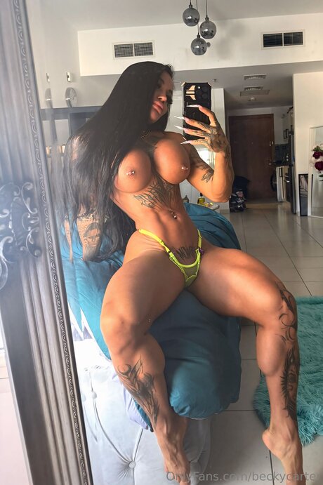Naakte gelekte OnlyFans-foto van Beckycarter