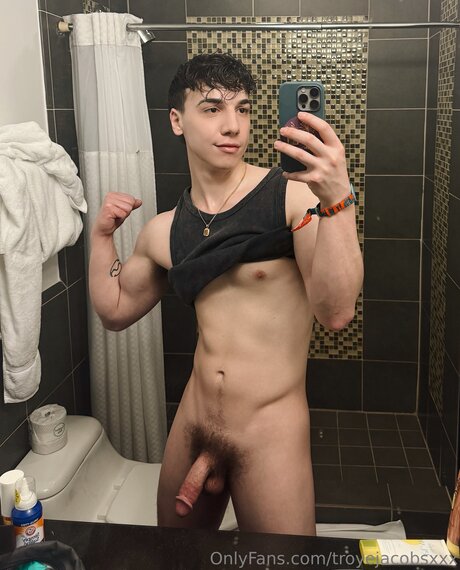 Naakte gelekte OnlyFans-foto van Troyejacobsxxx