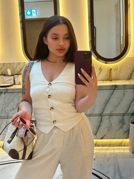 Naakte gelekte OnlyFans-foto van Little Princess Top