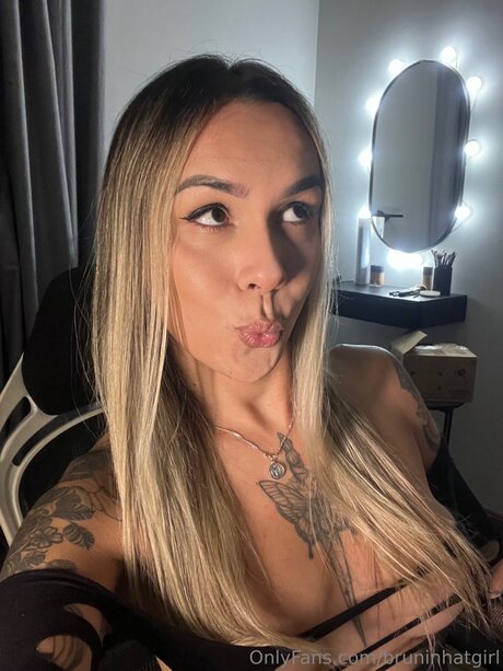 Naakte gelekte OnlyFans-foto van Bruninhatgirl